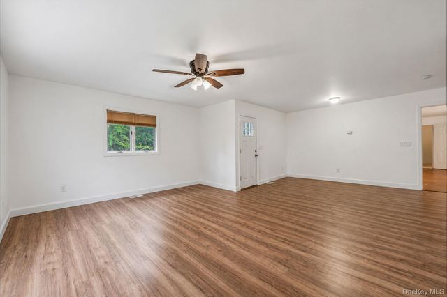 8 Swezey Lane, Middle Island, NY 11953