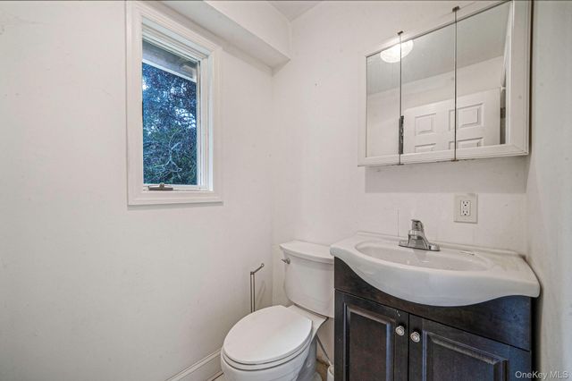 8 Swezey Lane, Middle Island, NY 11953