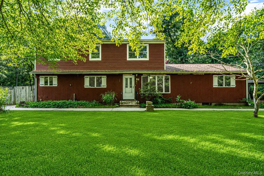 8 Swezey Lane, Middle Island, NY 11953