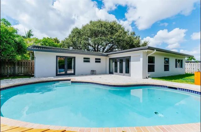 2521 NE 51st Street, Lighthouse Point, FL 33064