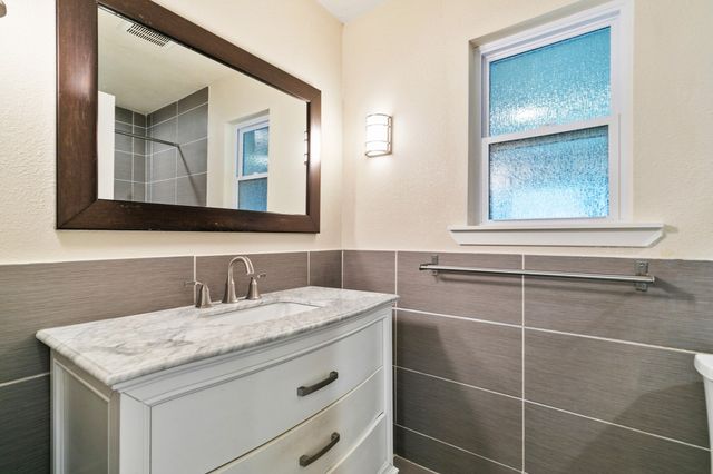 909 N Dove Road, Grapevine, TX 76051