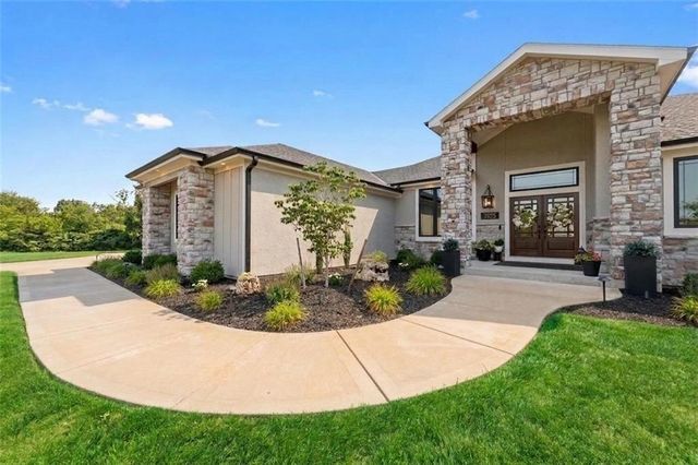 7555 NW Fawn Circle, Parkville, MO 64152
