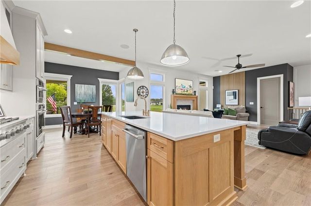 7555 NW Fawn Circle, Parkville, MO 64152