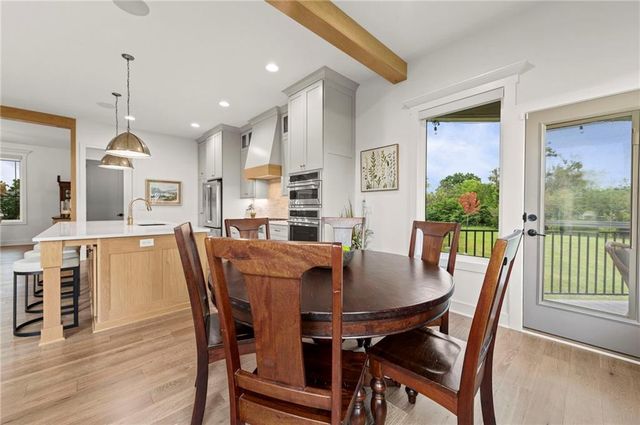 7555 NW Fawn Circle, Parkville, MO 64152