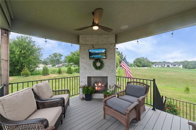 7555 NW Fawn Circle, Parkville, MO 64152