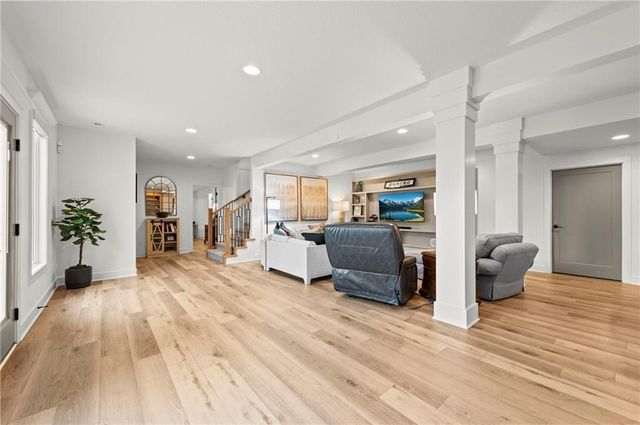 7555 NW Fawn Circle, Parkville, MO 64152