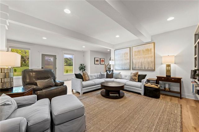 7555 NW Fawn Circle, Parkville, MO 64152