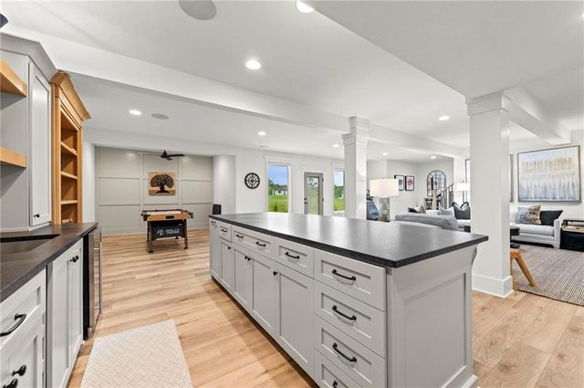 7555 NW Fawn Circle, Parkville, MO 64152