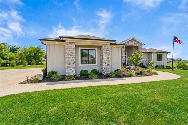 7555 NW Fawn Circle, Parkville, MO 64152