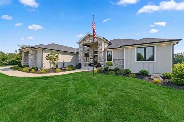 7555 NW Fawn Circle, Parkville, MO 64152