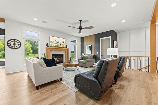 7555 NW Fawn Circle, Parkville, MO 64152
