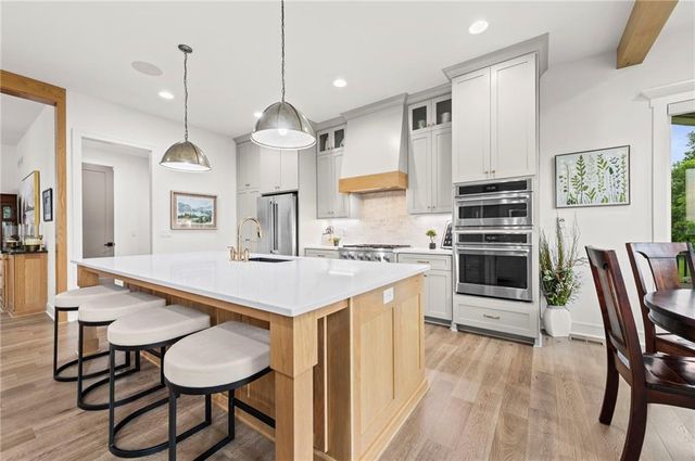 7555 NW Fawn Circle, Parkville, MO 64152