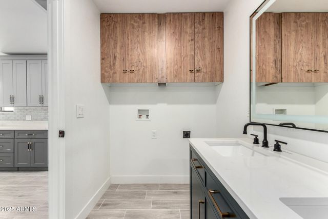 8104 N 45TH Avenue, Glendale, AZ 85302