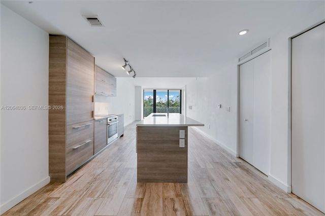 650 NE 32nd St 802, Miami, FL 33137