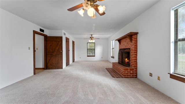 36 Pierce Road, Huntsville, TX 77320