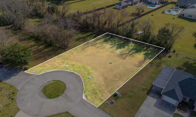 105 Leona Dr, Raceland, LA 70394