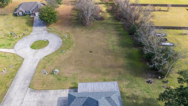 105 Leona Dr, Raceland, LA 70394