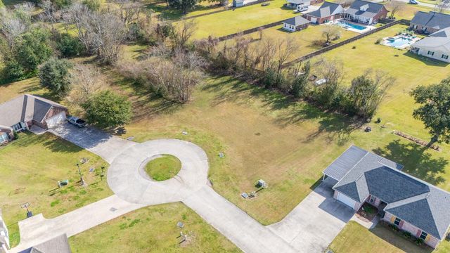 105 Leona Dr, Raceland, LA 70394