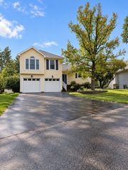 11239 49th Avenue N, Plymouth, MN 55442