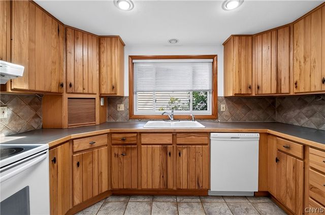 201 Oakridge, Salina, NY 13088
