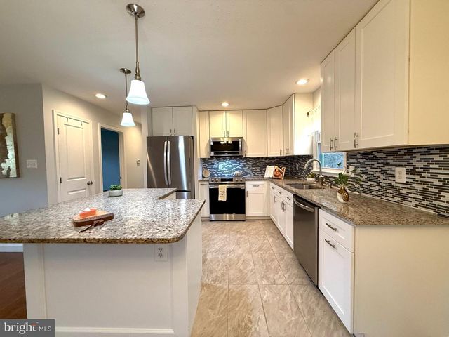 4959 LINSEY CT, Woodbridge, VA 22193