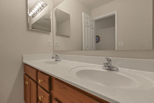 103 Trail East SW, Etna, OH 43062