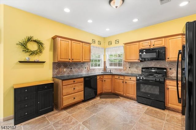 15 Upper Plateau Dr, Vernon Twp., NJ 07462