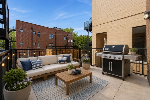 3250 N Racine Avenue 2, Chicago, IL 60657