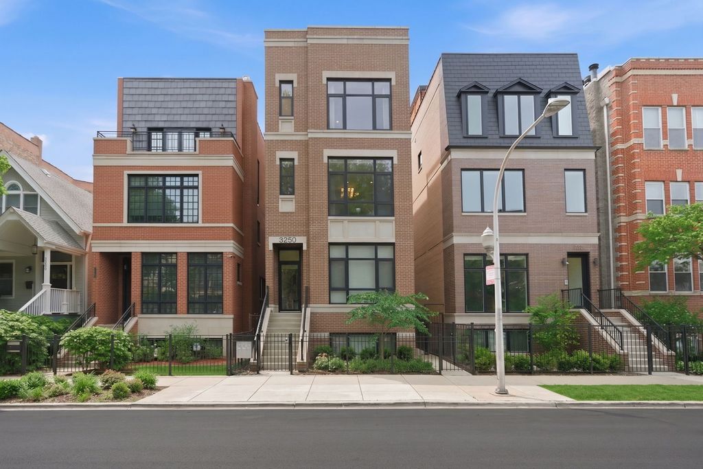 3250 N Racine Avenue 2, Chicago, IL 60657