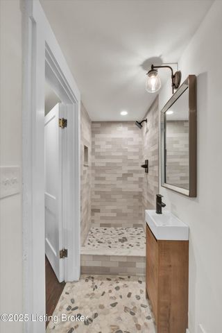 2436 Broadmeade Rd, Louisville, KY 40205