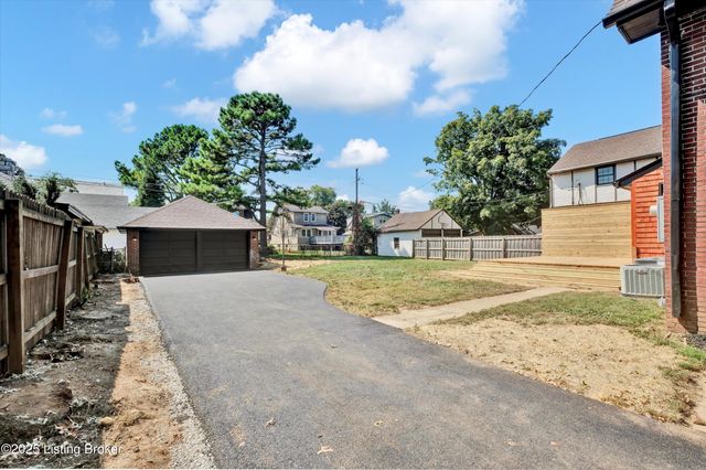 2436 Broadmeade Rd, Louisville, KY 40205