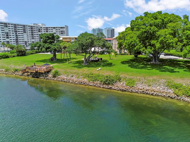 308 Golfview Road 101, North Palm Beach, FL 33408