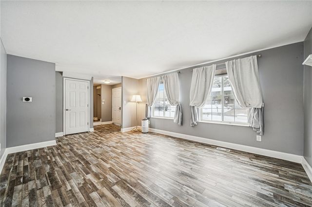 123 Penn Crest Dr, White Oak, PA 15131