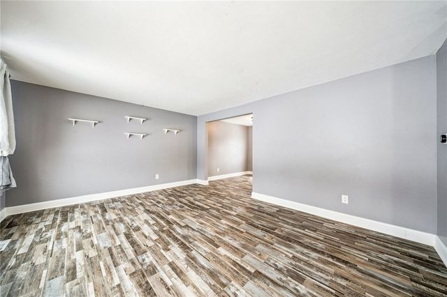 123 Penn Crest Dr, White Oak, PA 15131