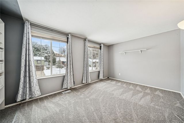 123 Penn Crest Dr, White Oak, PA 15131