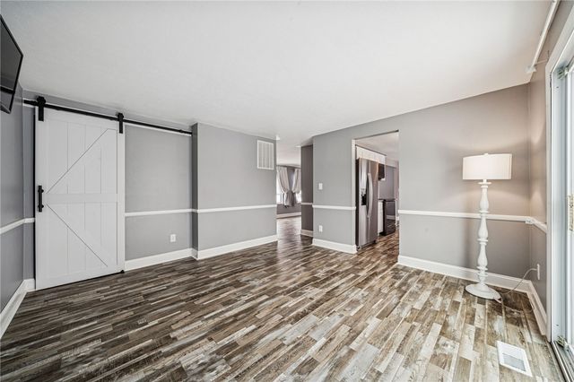 123 Penn Crest Dr, White Oak, PA 15131