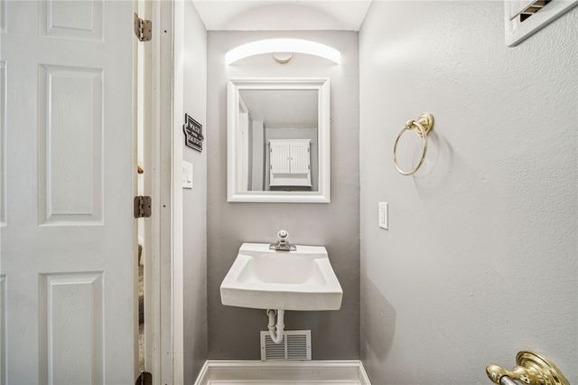 123 Penn Crest Dr, White Oak, PA 15131