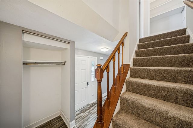 123 Penn Crest Dr, White Oak, PA 15131