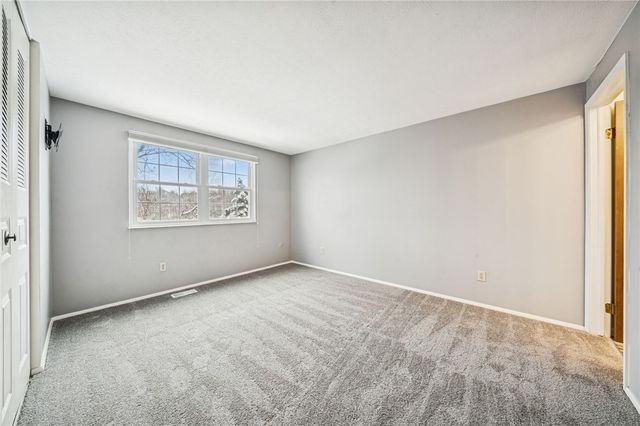 123 Penn Crest Dr, White Oak, PA 15131