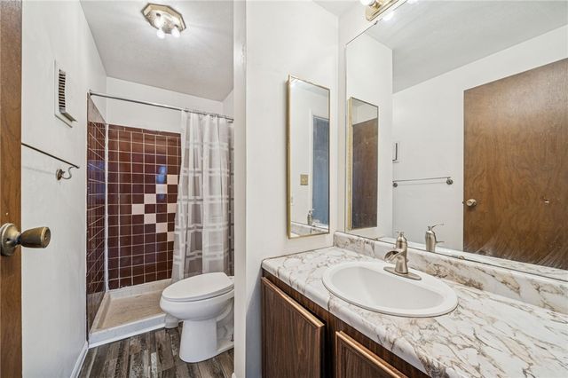 123 Penn Crest Dr, White Oak, PA 15131