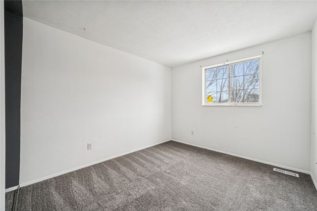 123 Penn Crest Dr, White Oak, PA 15131