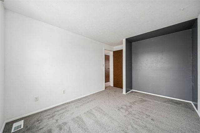 123 Penn Crest Dr, White Oak, PA 15131