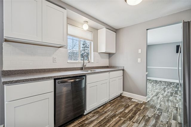 123 Penn Crest Dr, White Oak, PA 15131