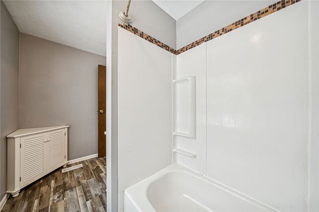 123 Penn Crest Dr, White Oak, PA 15131