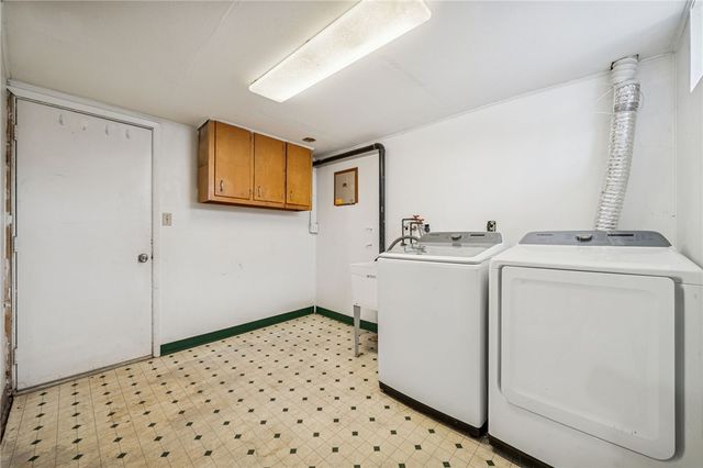 123 Penn Crest Dr, White Oak, PA 15131