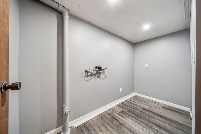 123 Penn Crest Dr, White Oak, PA 15131