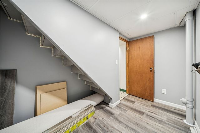 123 Penn Crest Dr, White Oak, PA 15131