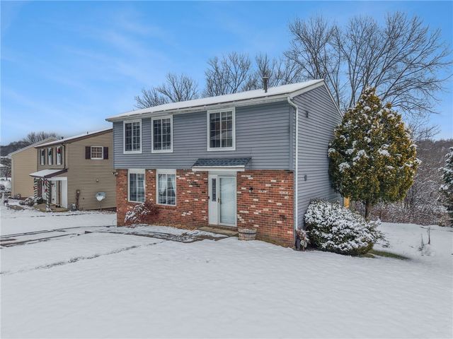 123 Penn Crest Dr, White Oak, PA 15131