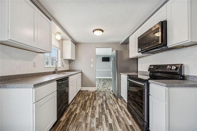 123 Penn Crest Dr, White Oak, PA 15131