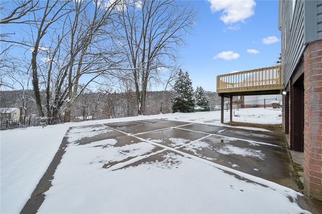 123 Penn Crest Dr, White Oak, PA 15131